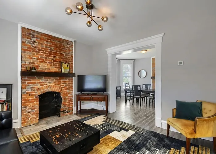 3br Victorian In Old Oaks, Near Village *