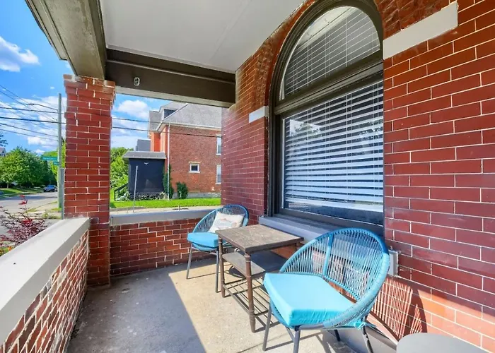 3br Victorian In Old Oaks, Near Village