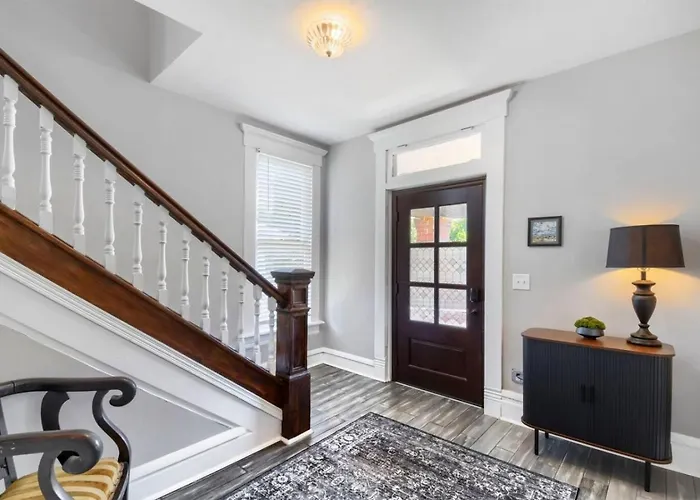 3br Victorian In Old Oaks, Near Village *
