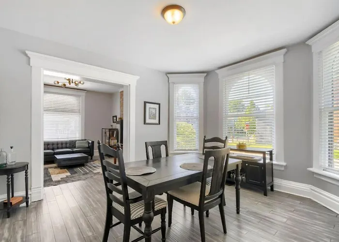 3br Victorian In Old Oaks, Near Village