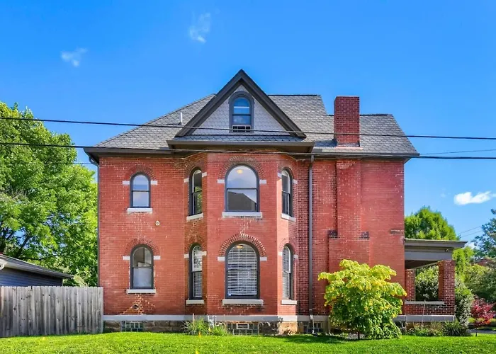 3br Victorian In Old Oaks, Near Village