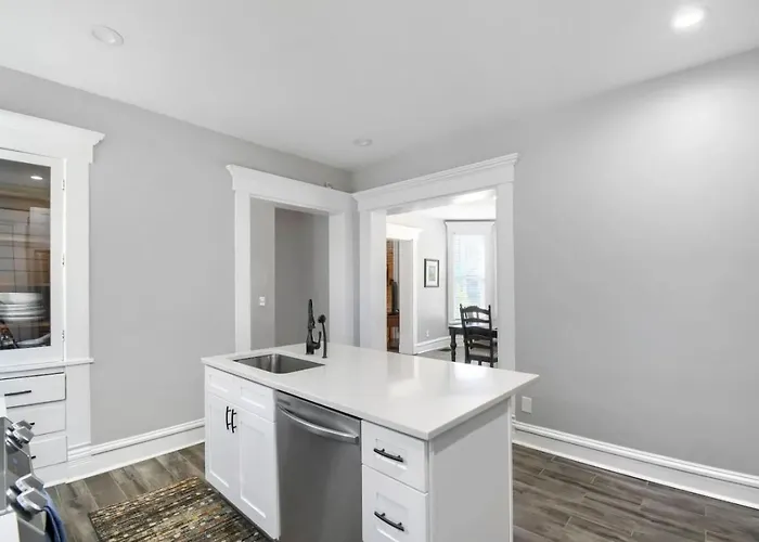 3br Victorian In Old Oaks, Near Village *