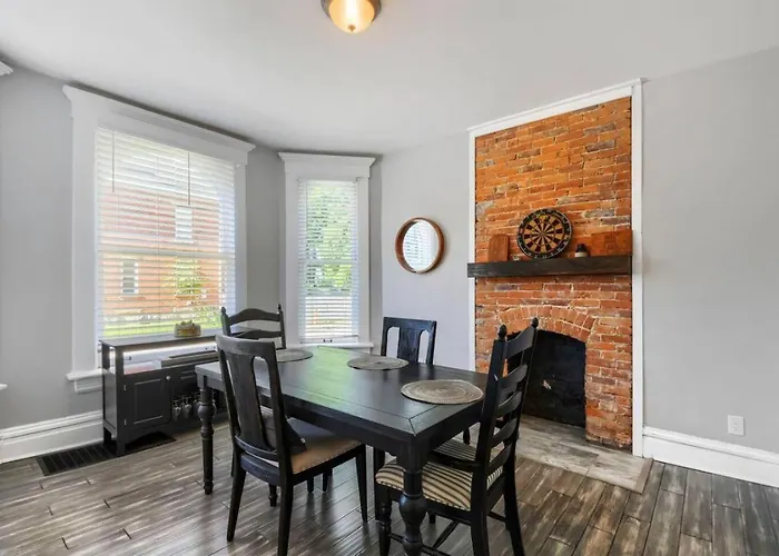 3br Victorian In Old Oaks, Near Village