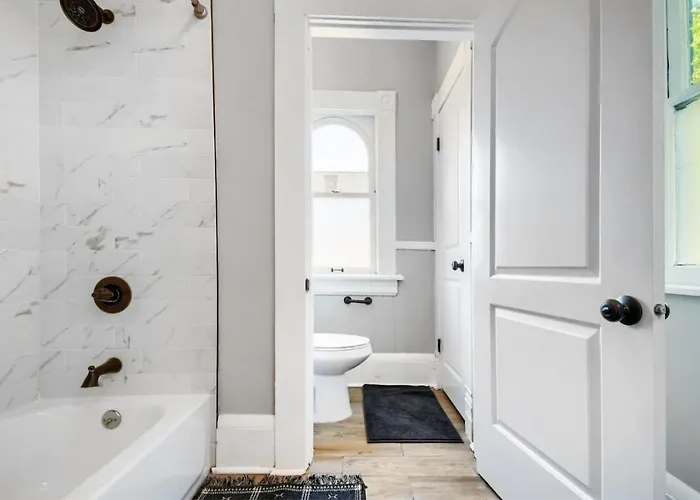3br Victorian In Old Oaks, Near Village