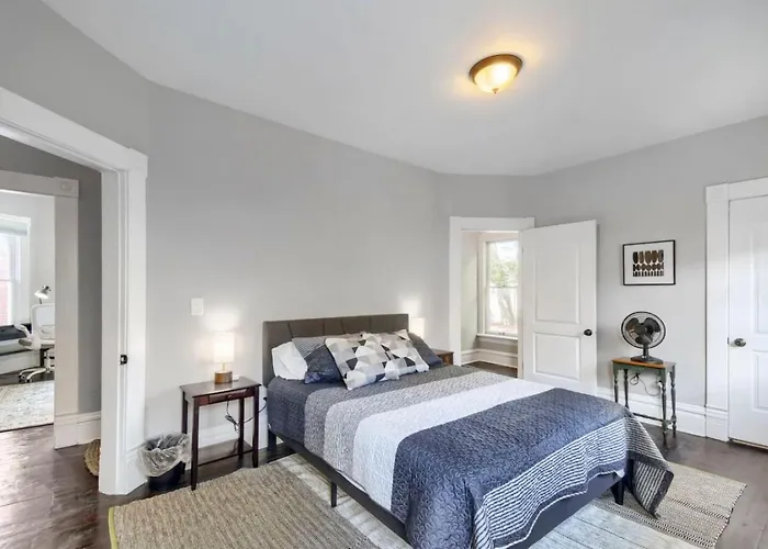 3br Victorian In Old Oaks, Near Village *