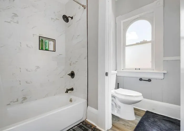 3br Victorian In Old Oaks, Near Village