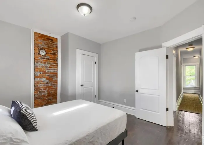 3br Victorian In Old Oaks, Near Village *