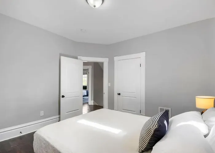 3br Victorian In Old Oaks, Near Village